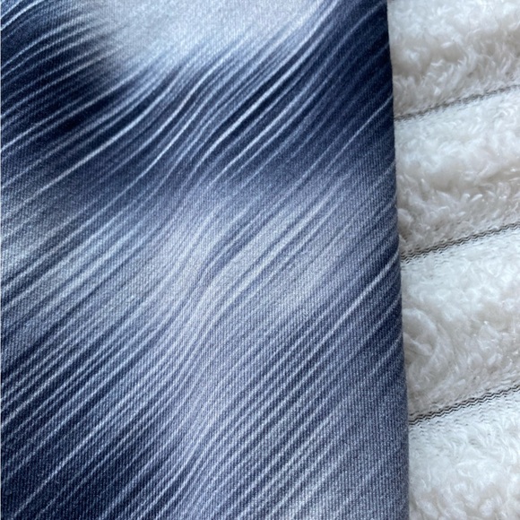 Athleta High Rise Printed Leggings Size M – Gray/Black Tie-Dye Pattern - Picture 4 of 5